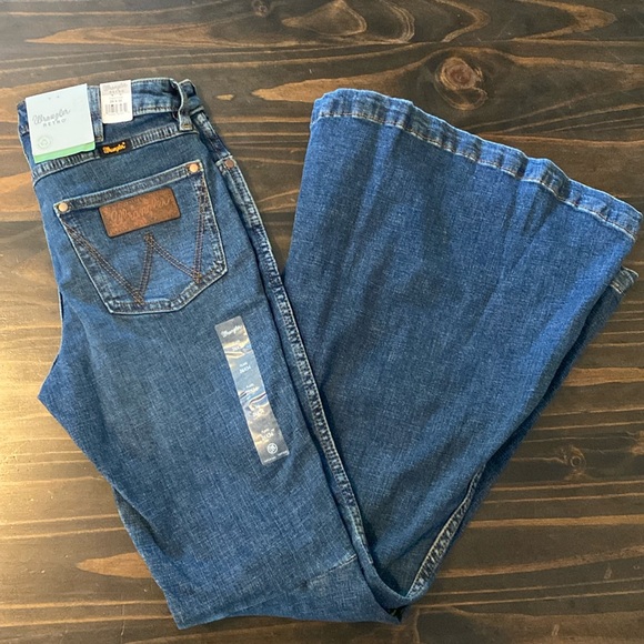 Wrangler Denim - 🐎 Women’s Wrangler Retro Flare Jeans
